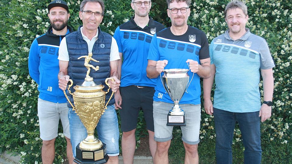 Das TuS-Orga-Team mit (von links) Johannes Baur, Hermann Baur, Alexander Braun, Heiko Kieferle und Rainer Sabitzer präsentiert die alten und neuen Wanderpokale beim Bitzer-Cup.