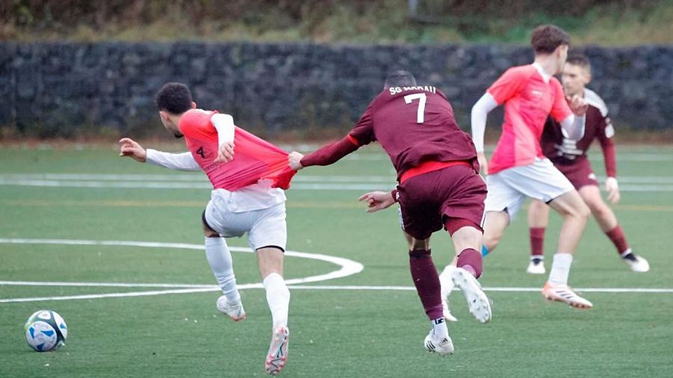 Materialtest im Kreisoberligaspiel zwischen der SG Modau und dem SV Traisa. Adham Elshayeb (links) wird hier von Vito Tartarelli in einer Art gebremst, die dem Schiedsrichter die Gelbe Karte wert war. Die SG Modau konnte sich aber über einen 3:0-Sieg freuen.	Foto: Peter Henrich