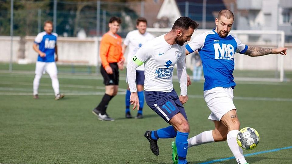 Eine Niederlage quittierte der SV Münster (links Kapitän Arian Sahitolli in einem früheren Spiel gegen Langstadts Jannik Heßler) gegen die SG Modau