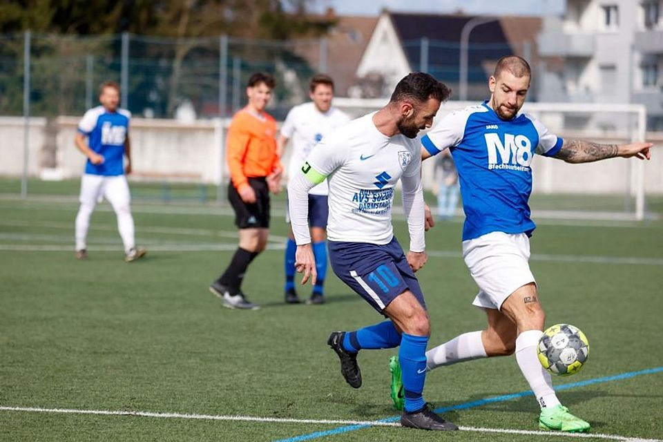 Eine Niederlage quittierte der SV Münster (links Kapitän Arian Sahitolli in einem früheren Spiel gegen Langstadts Jannik Heßler) gegen die SG Modau