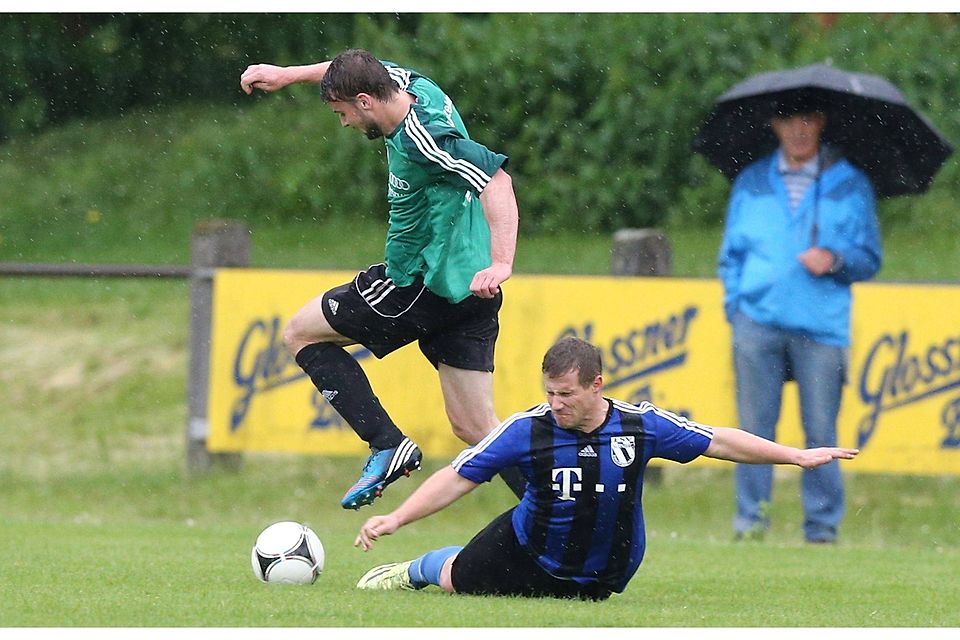 Matthias Köhnlein (grün) erzielte gegen den SV Großweismannsdorf einen Dreierpack. Archiv: Zink