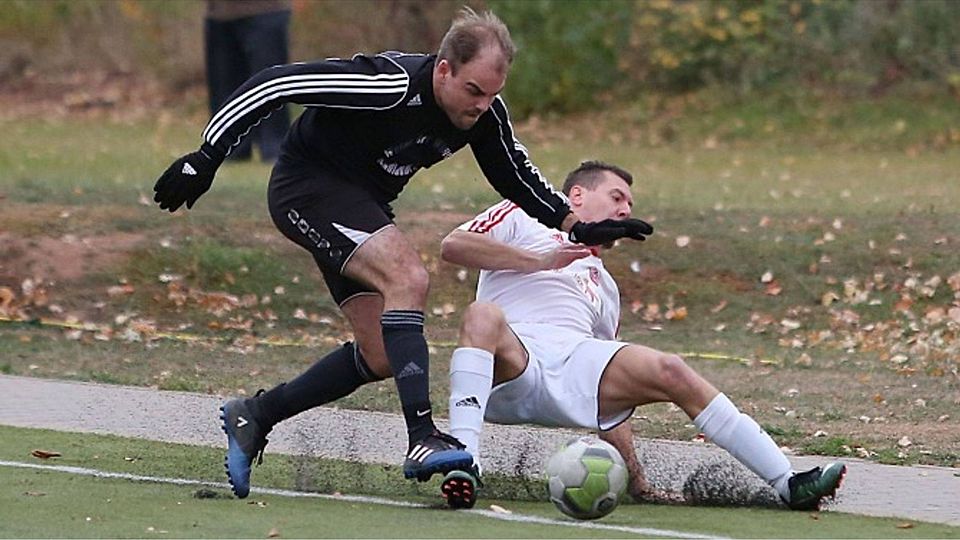 Voller Einsatz in jedem Zweikampf: Die Waldlaubersheimer (links Alexander Wolfgang) trotzten den Hargesheimern (Sascha Seither) einen Punkt ab.	  Foto: Edgar Daudistel