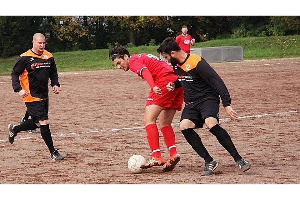Mit dem von Can Yüksektepe (am Ball) gezeigten Durchsetzungsvermögen, könnte Germania Okriftel II den nächsten Heimsieg im Spiel gegen Hattersheim verbuchen. F: Menning