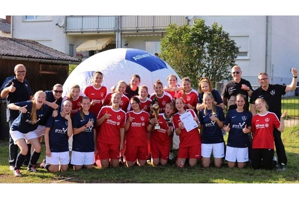 Siegerpose: Die gastgebenden Frauen der TSG Reiskirchen gewinnen die dritte Ausgabe des Allianz-Girls-Cup.