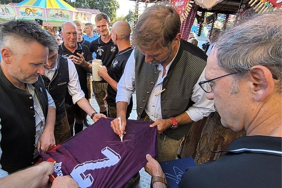 Unvergesslicher Moment: Eine Delegation des FC Hörgersdorf traf Jürgen Klopp, der bereitwillig ein Hörgersdorfer Trikot signierte, auf dem Erdinger Herbstfest.