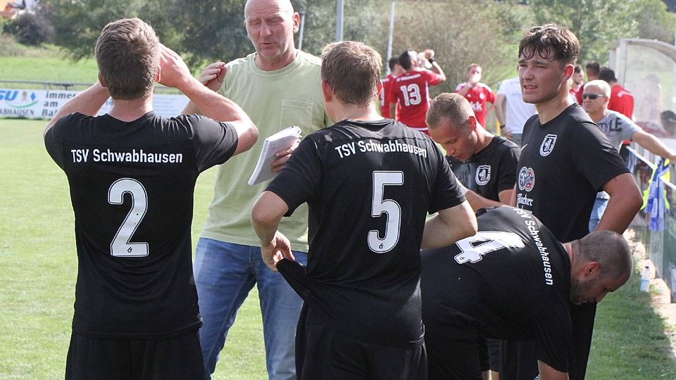 Trinkpause: Schwabhausens Trainer Franz Gottwald nutzt die Unterbrechung für ein paar Tipps. Gegen Odelzhausen (im Hintergrund mit roten Trikots) gab’s einen Sieg.