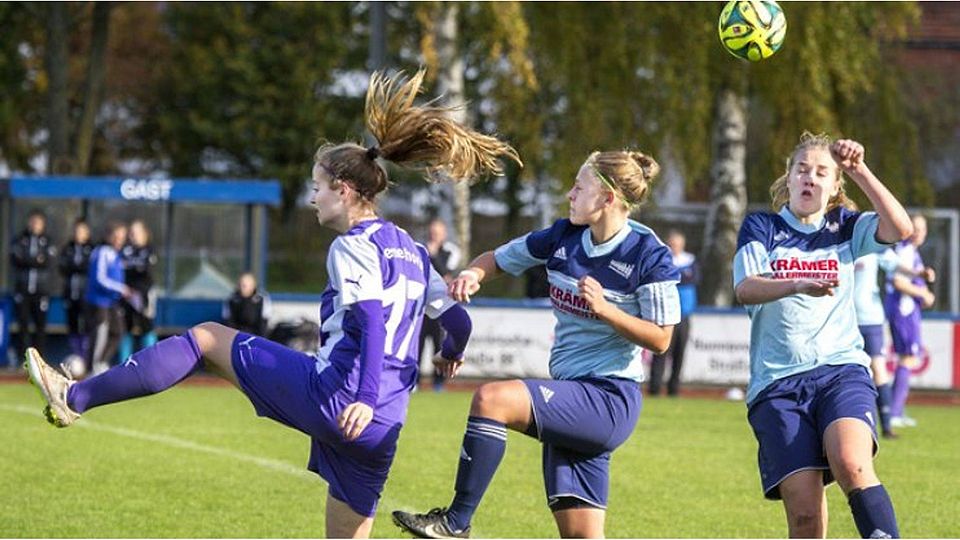Engagiert gegen Delmenhorst: Die Frauen der TSG um Kim Köhne (Mitte) und Lena van der Schüür (rechts). Foto: Jörn Martens