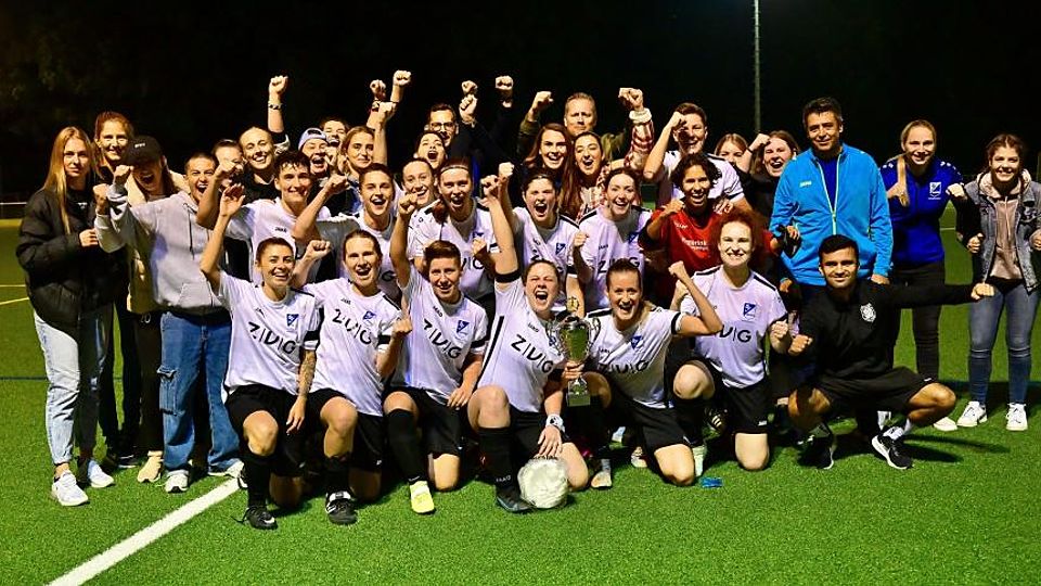 Die Spielerinnen und Verantwortlichen der FSG Kickers Mörfelden/Nauheim bejubeln ihren Pokalerfolg (hinten v.l.): Chiara Karcher, Janic Keil (Torwarttrainer), Florian Völckers (Trainer). Davor v.l.: Maren Tietz, Kim-Marie Krüger, Selina Röhl, Aliyah Schäfer, Lea Bettermann, Sofia Edwards, Sophia Kipros, Jennifer Pulnik, Leticia Papi, Pia Schott, Büsra Katar, Carolin Kieper, Johanna Schmidlin, Tamara Theuermeister, Manuel Aurelio (Trainer), Laura Weiser, Melina Metaxa. Mitte v.l.: Anna-Lena Strubel, Maria Schaffrina-Post, Jana Geyer, Lara Sofie Arz, Ece Campinar, Josefine Mihalic, Amy Myglas. Vorne v.l.: Jana Ewert, Silvia Schreiber Paasch, Vivien Pönitz, Melanie Coutu, Lena Schwarzer, Katharina Titushkin, Mathias Aurelio (Co-Trainer). 