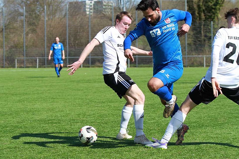 Der dribbelstarke David Harutjunjan (TSV Friedrichsberg-Busdorf)clever durch die Mitte gegen Lars Wethgrube (TSV Kronshagen) und Lucas Sylla. 