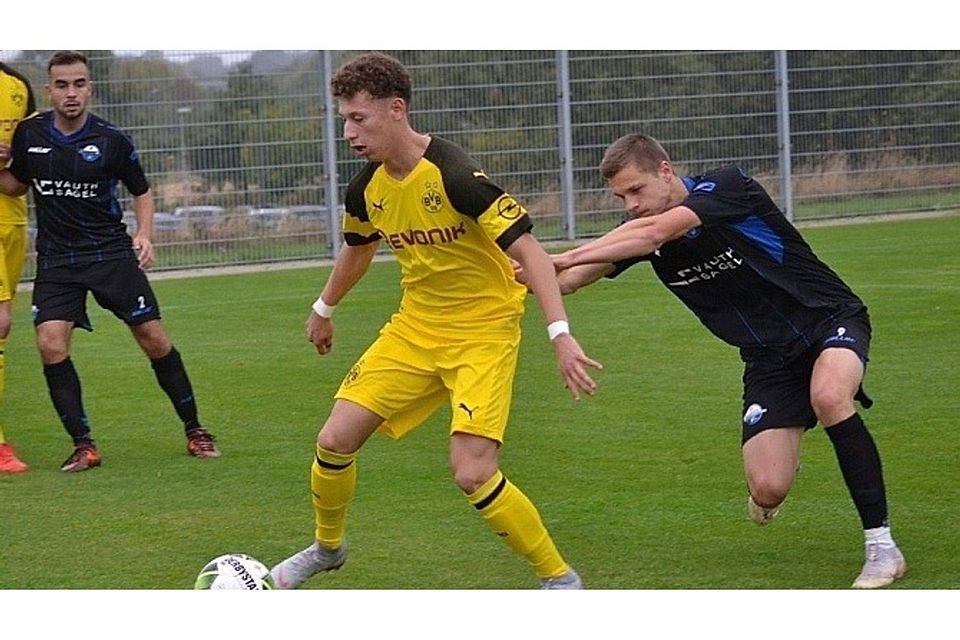 Die Paderborner U19 um Ken Robin Czok (r.) kassierten eine derbe Pleite gegen Borussia Dortmund.