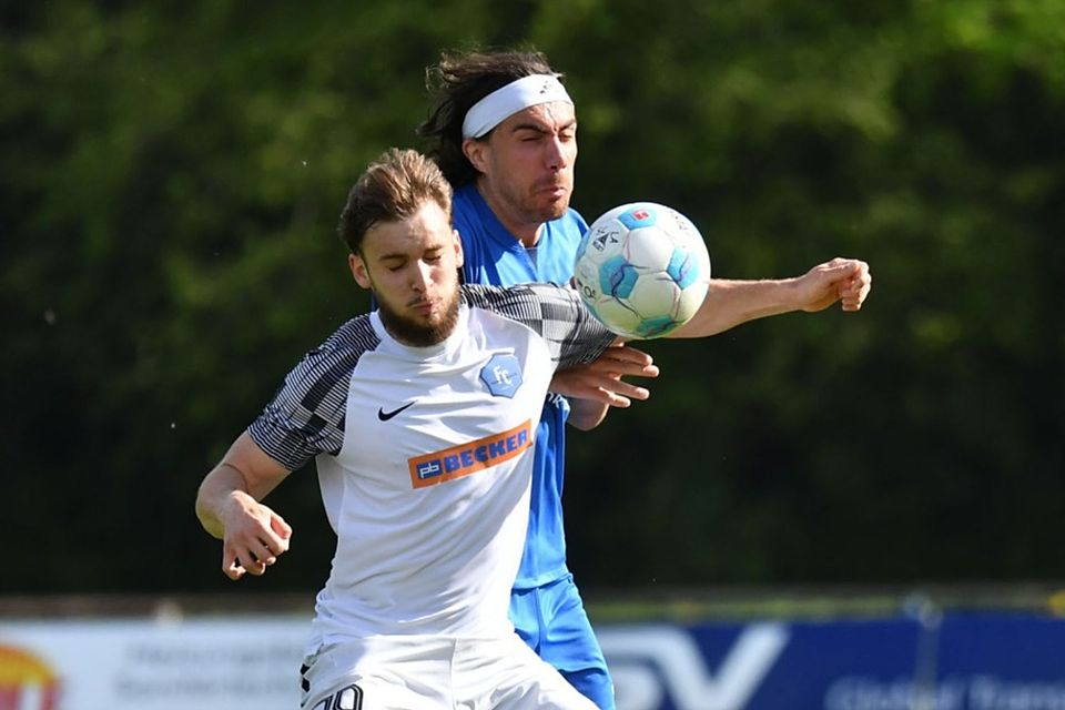 Leidenschaftliche Duelle um das Spielgerät lieferten sich die Kontrahenten. Hier ringt der Lahrer Verteidiger Nikolas Zeyer (hinten) mit Nikita Ebel.