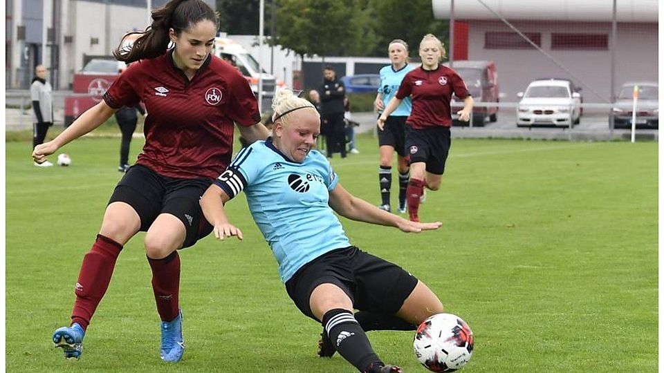Eine Szene aus der zweiten DFB-Pokalrunde: Alina Schneider von TuS Wörrstadt klärt vor der Nürnbergerin Sophie Fournier. TuS verlor in der Verlängerung.