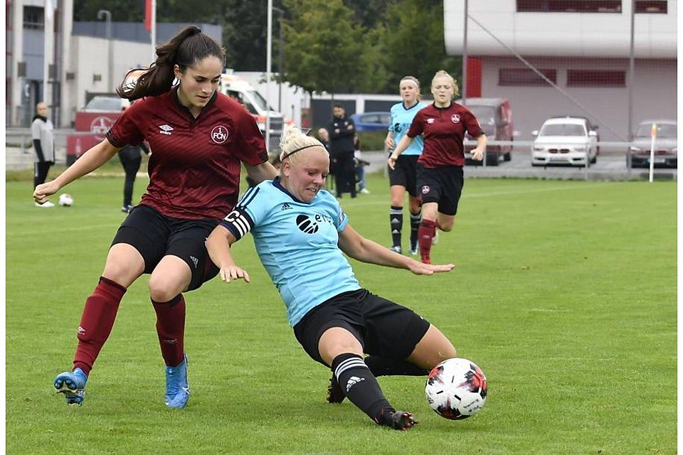 Eine Szene aus der zweiten DFB-Pokalrunde: Alina Schneider von TuS Wörrstadt klärt vor der Nürnbergerin Sophie Fournier. TuS verlor in der Verlängerung.