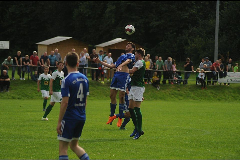 Der VfL WE Nordhorn (blau) setzte sich mit 2:0 beim SV Surwold durch! F: Dirk Hellmers