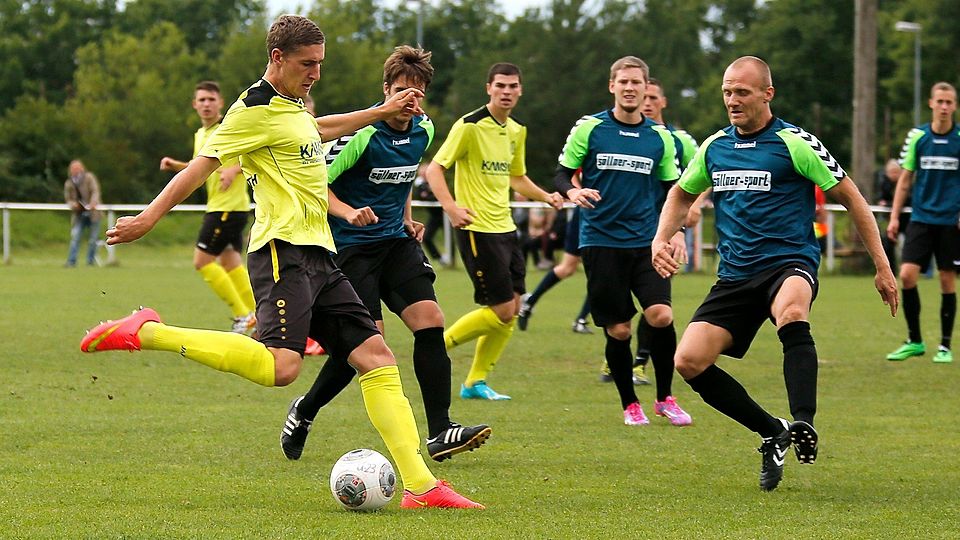 Kein Durchkommen für die SpVgg Bayreuth II: In dieser Szene scheitert Eduard Root (links) an der vielbeinigen Abwehr des SV Poppenreuth. Die SV-Defensive war ein Garant des 0:0 auf der Jakobshöhe.F: Kolb