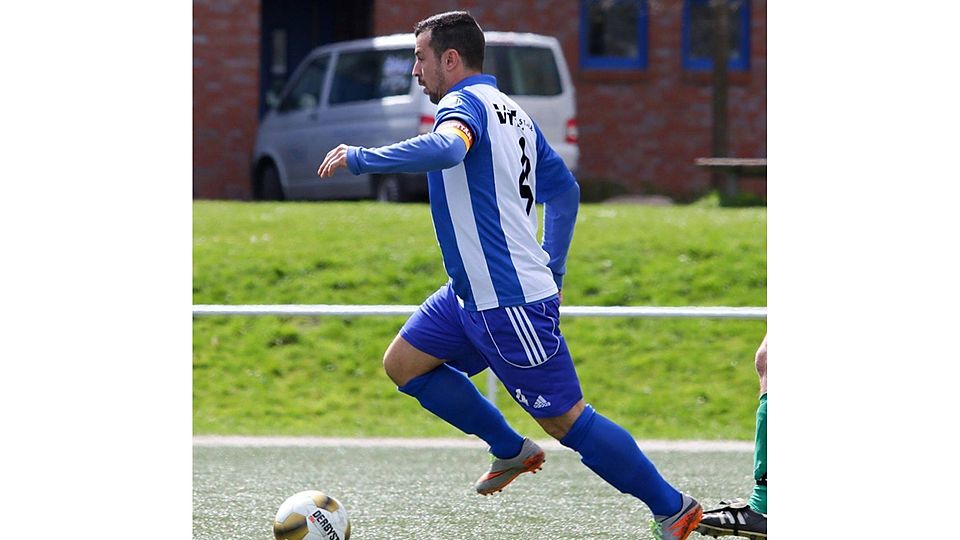 VfL-Kapitän Özdemir Avci stürmt mit dem Ball nach vorne.