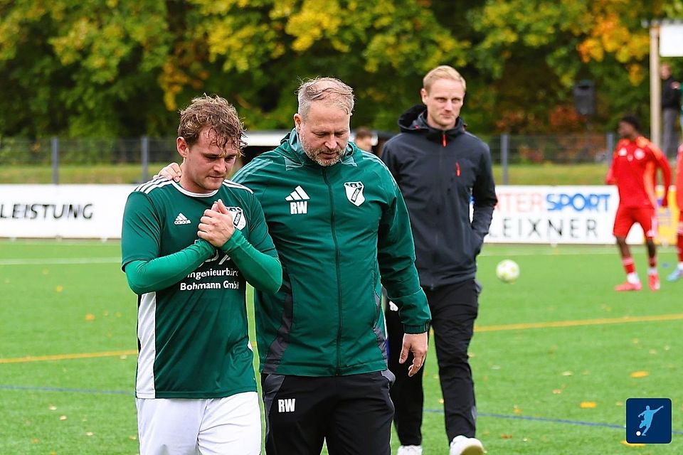 Zufriedene Gesichter bei Trainer Rene Wolting (Mitte) und dem spielenden Co-Trainer Patrick Middendorf (re)