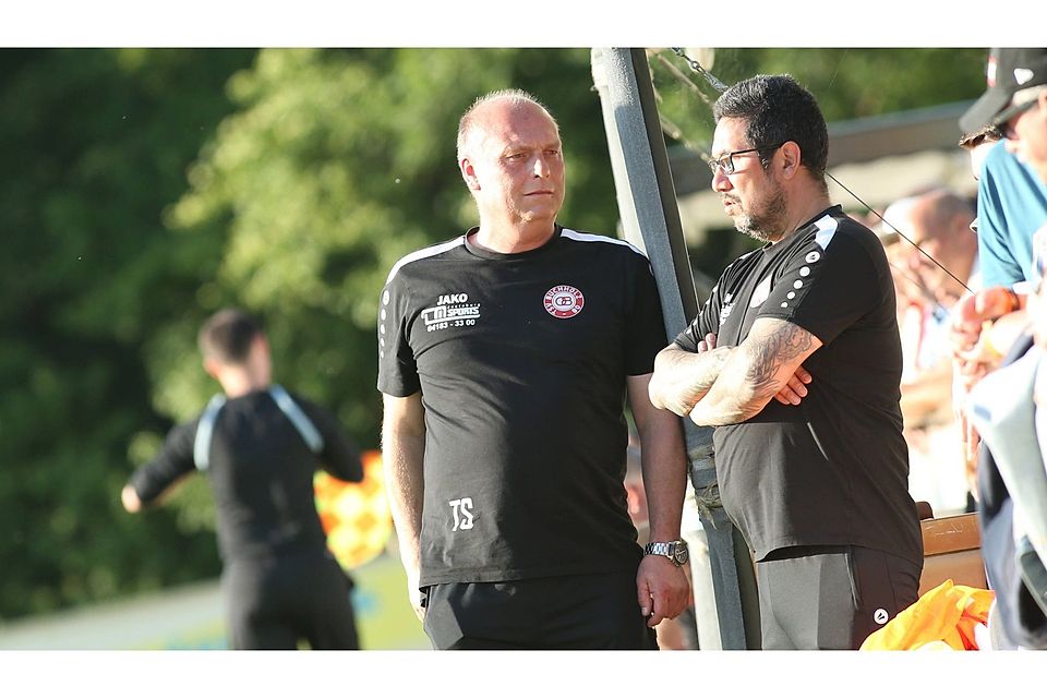 Kaum ist Buchholz-Trainer Thorsten Schneider (li.) im Urlaub, verpasst er den neuen Rekord. Sein Assistent" Jan "Taka" Voss hat nach dem Turniersieg bei den Elsdorfer Pokalwochen den zweiten Höhepunkt innerhalb kürzester Zeit zu verantworten.        