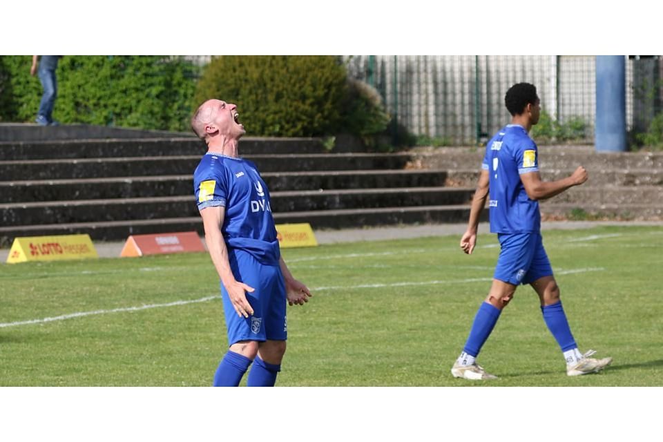 Freude pur! Kristian Manfred Gaudermann (l.) bejubelt den Sieg seines Fußball-Hessenligisten VfB Marburg gegen Rot-Weiss Walldorf. © Jens Schmidt