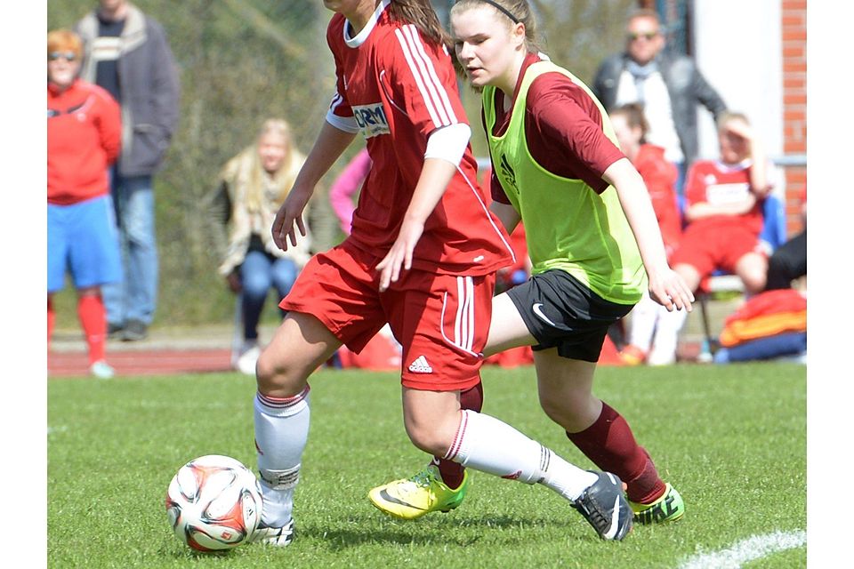 In der Bezirksliga sind die B-Junioren der FJSG Bederkesa um Lea Taubert (links) ungeschlagen geblieben. Das Ziel ist die Rückkehr in die Niedersachsenliga. Schimanke