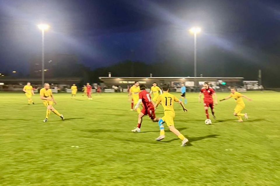 Flutlichtspiel in Greifensee. Das Heimteam siegt 1:0 gegen Glattbrugg.
