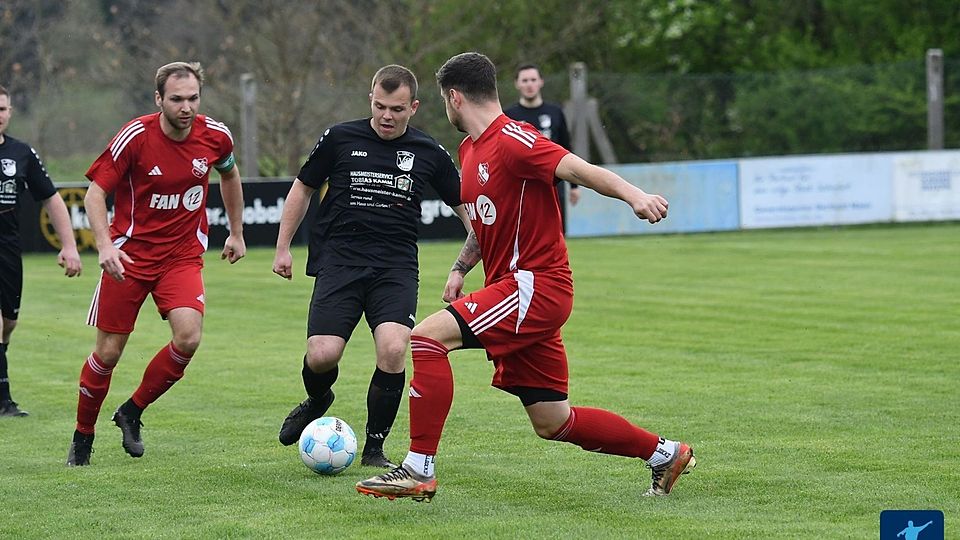 Kapitän und Ligatorjäger Simon Schmid (links in Rot) und sein FC Dießfurt wollen durch einen Sieg gegen den VfB Mantel (in Schwarz) eine beeindruckend absolvierte Spielzeit mit dem dann vorzeitig errungenen Meistertitel krönen.