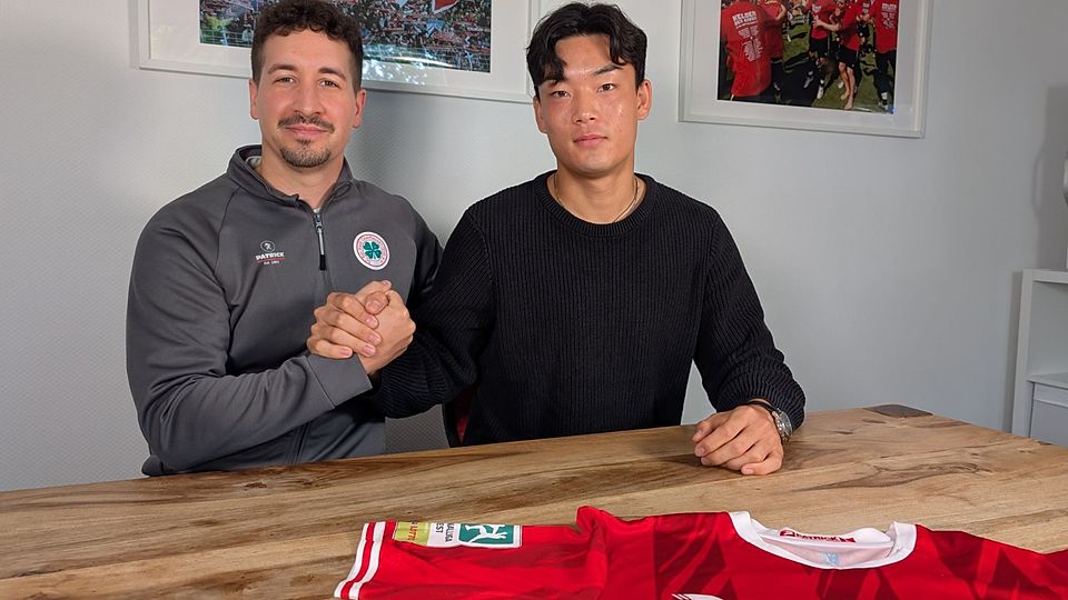 Dennis Lichtenwimmer-Conversano (l.) präsentiert Seok-ju Hong.