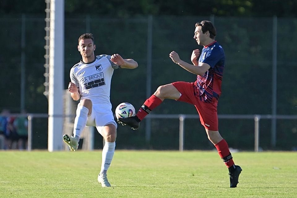 Landesliga-Rückkehrer FC Tegernheim (links) landete in Obertraubling einen mühsamen Favoritensieg.