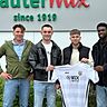 TSV-Fußballchef Thorsten Götzelmann (v.l.) freut sich, dass Christian Kuhn, Egor Zelenskiy und Jayon Tuda künftig das Abtswind-Trikot überstreifen.