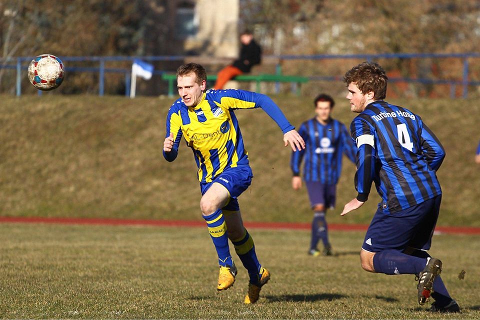 Rene Beßler (blau-gelb) war für Nietleben beim 2:2 gegen Turbine Halle erfolgreich. Foto: Rinke