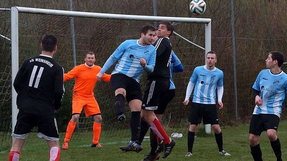 Raus damit: Die Monzinger (hinten Keeper Niclas Kramm) vereiteln eine Hereingabe der SG Weinsheim (Sascha Messer, Eric Hieronimus), nicht aber die Niederlage.