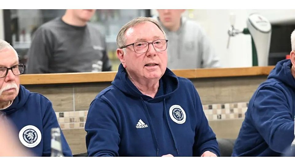 Biedenkopfs Kreisfußballwart Diether Achenbach brachte - wie auch tags zuvor die Veranstaltung der A- und B-Ligen Biedenkopf - die Restrundenbesprechung der Fußball-Kreisoberliga Nord problemlos über die Bühne. © Christoph Heuser