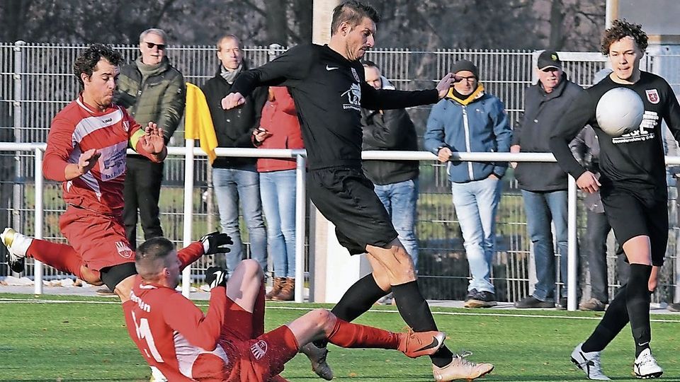 Voller Einsatz im Stadtderby: Dremmens Sascha Hochgreef (l.) kommt gegen Jürgen Heinrichs (Heinsberg-Lieck) herangerauscht.