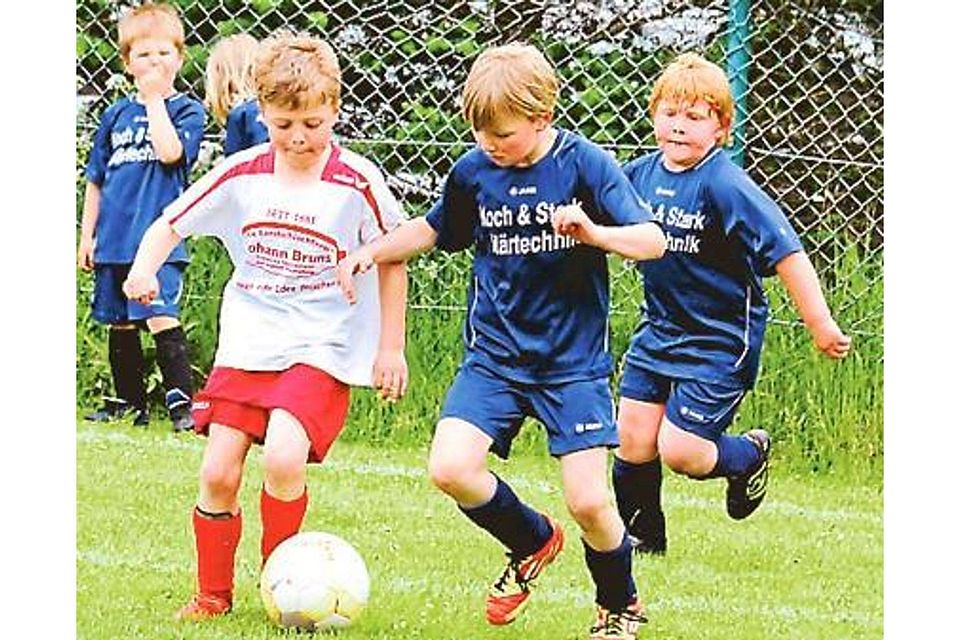 Spielstark:  G-Junioren aus Neuenburg (blaue Trikots) und Bockhorn Müller-Düring