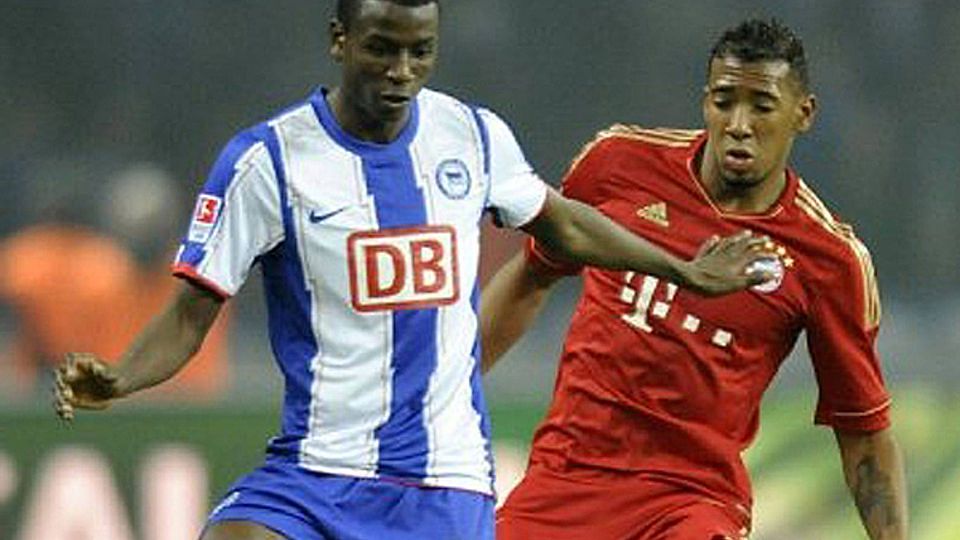 Münchens Hertha-Fans hoffen, dass Adrian Ramos Bayerns Jerome Boateng enteilt. Foto: imago