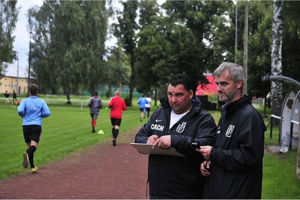 Entlassen: der ehemalige Chef-Trainer des FC Kremmen Thomas Wjasmin (l.) muss gehen, sein Nachfolger ist der bisherige Co-Trainer Thomas Heyer (r.)  Foto: Robert Rosewald