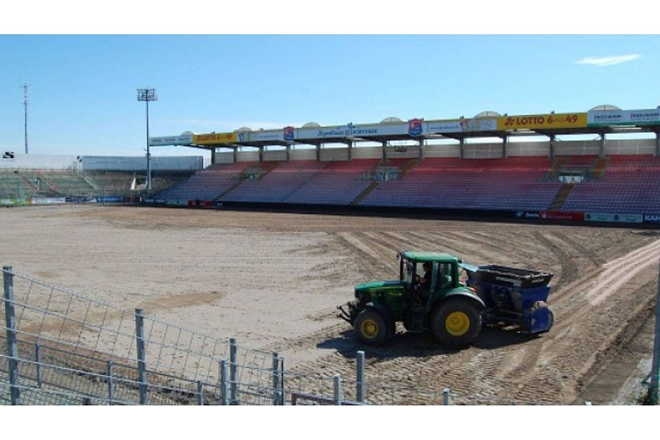 Das Unterhachinger Stadion gleicht gerade einer Sandwüste. Am Montag soll neu angesät werden. Robert Gasser