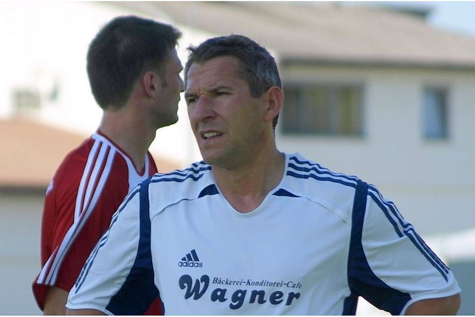 Lothar Knon (44) ist seit der Saison 08/09 Spielertrainer, nun ist bald Schluß für Ihn beim SV Schmidham. Foto: Grashuber
