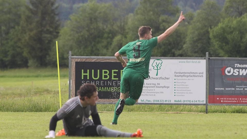 Die erste Erlösung: Unterammergaus Simon Ollert dreht jubelnd nach seinem Treffer zum 1:0 ab. Gästetorhüter Simon Groß bleibt enttäuscht zurück.