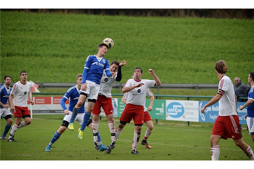 1:1-unentschieden trennten sich Schmidmühlen (in Rot-Weiß)und Rosenberg.  Foto: Brückmann