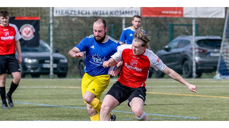 Erzielt den goldenen Treffer: Jan Pyka (r.) und der SC Waldgirmes III gewinnen in der Fußball-B-Liga mit 1:0 gegen den SV Hermannstein. © Jenniver Röczey