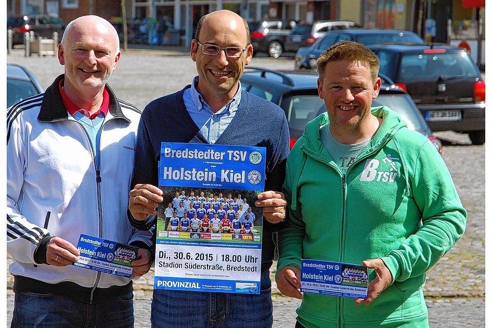 Gespannt: Andreas Weiß, Michael Thomsen und Lars Nissen vor dem Spiel gegen den Drittligisten. Foto:cch