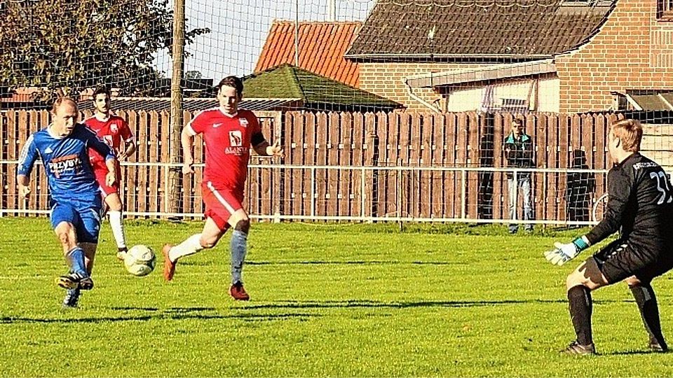 Der erste Streich: Der vierfache Torschütze Marvin Oden trifft gegen Ratzeburgs Keeper Tim Nazarkiewicz zum 2:1. Foto: Lekien