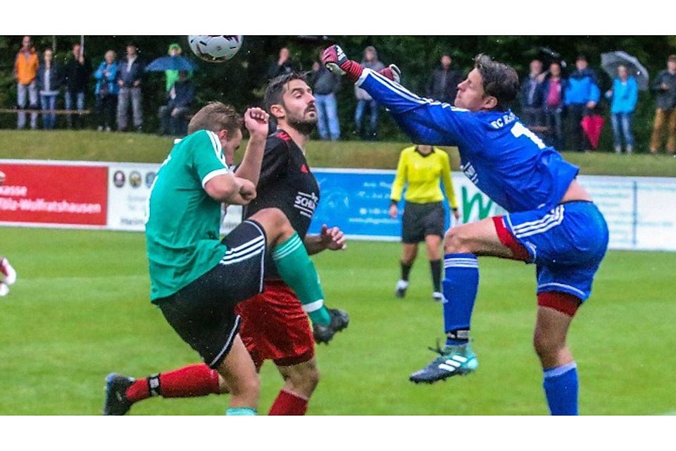 Hätte gar nicht spielen dürfen: Der noch nicht vollständige genesen Louis Sachau (r.) musste für Kreuths Ersatztorhüter Florian Stecher ins Tor. Ewald Scheitterer
