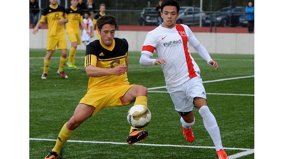 Einen Schritt schneller ist hier der Wahlscheider Benedikt Kierdorf (links) vor seinem Merler Gegenspieler Martin Löhr am Ball. Merl gewann das Spiel mit 2:1. Foto: Horst Müller