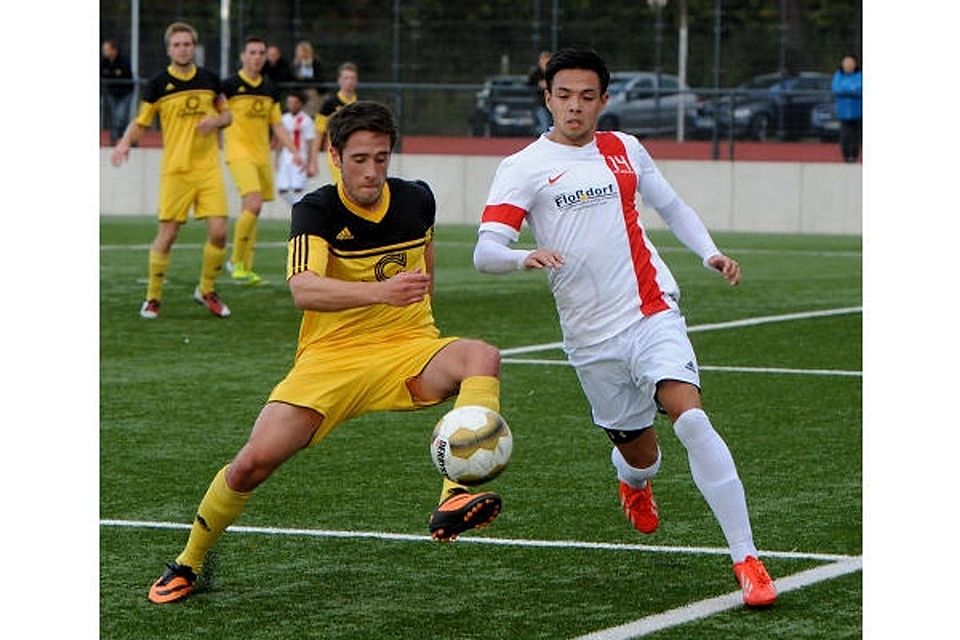 Einen Schritt schneller ist hier der Wahlscheider Benedikt Kierdorf (links) vor seinem Merler Gegenspieler Martin Löhr am Ball. Merl gewann das Spiel mit 2:1. Foto: Horst Müller Einen Schritt schneller ist hier der Wahlscheider Benedikt Kierdorf (links) vor seinem Merler Gegenspieler Martin Löhr am Ball. Merl gewann das Spiel mit 2:1. Foto: Horst Müller