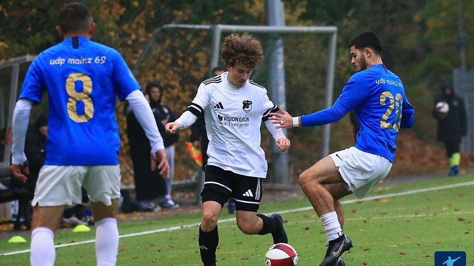 UDP Mainz (in den blauen Trikots) hat nicht viel gefehlt, um den FSV Saulheim II (in Weiß) in die Knie zu zwingen.
