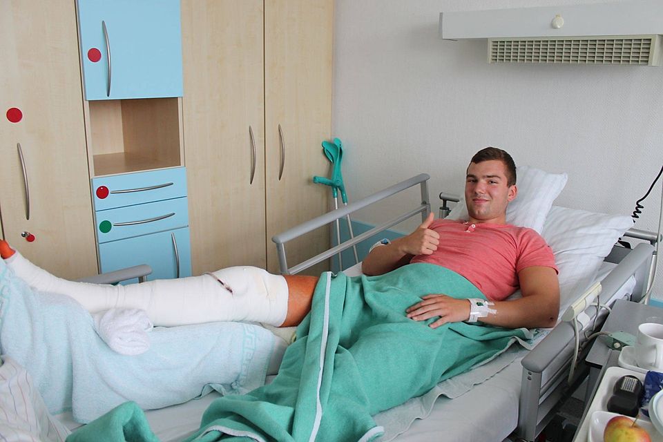 Alex Fischer im Krankenbett im Krankenhaus in Höxter. Der junge Keeper hat wieder neuen Mut geschöpft und denkt bereits wieder an das Comeback