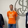 SpVgg-Vorstandsvorsitzender Manfred Maier (li.) und Sportvorstand Benedikt Neumeier (re.) freuen sich über die Verlängerung von Torhüter Johannes Huber 