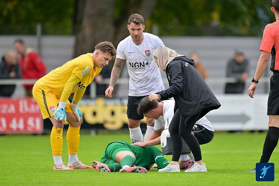 Eichstätts Mustafa Fatiras liegt verletzt am Boden und kann nicht weitermachen. Eichstätts Mustafa Fatiras liegt verletzt am Boden und kann nicht weitermachen.